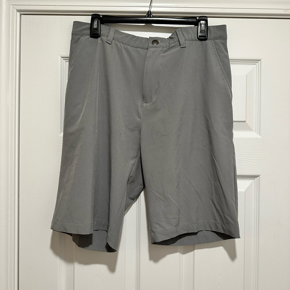 MEN’S ADIDAS KNEE LENGTH GOLF SHORTS GREY - SIZE 34